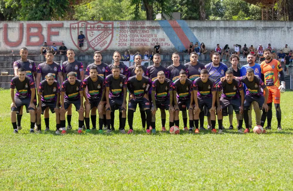 Time da fé: Renovada FC, a equipe treinada por um pastor, em São José do Rio Preto — Foto: Arquivo Pessoal