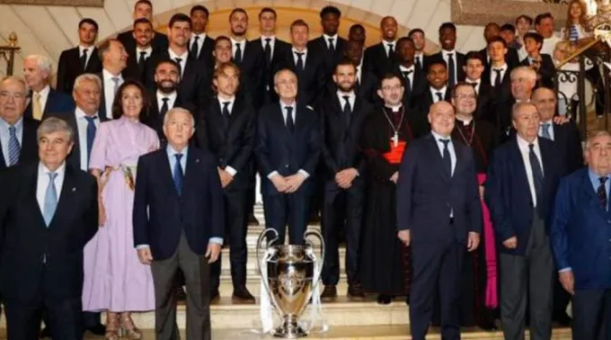 Real Madrid na catedral de Almudena, em Madri, Espanha, ontem (2), para oferecer a vitória e a taça da Champions League a Nossa Senhora de Almudena, padroeira da capital espanhola. | Josele Martín / Arquidiocese de Madri