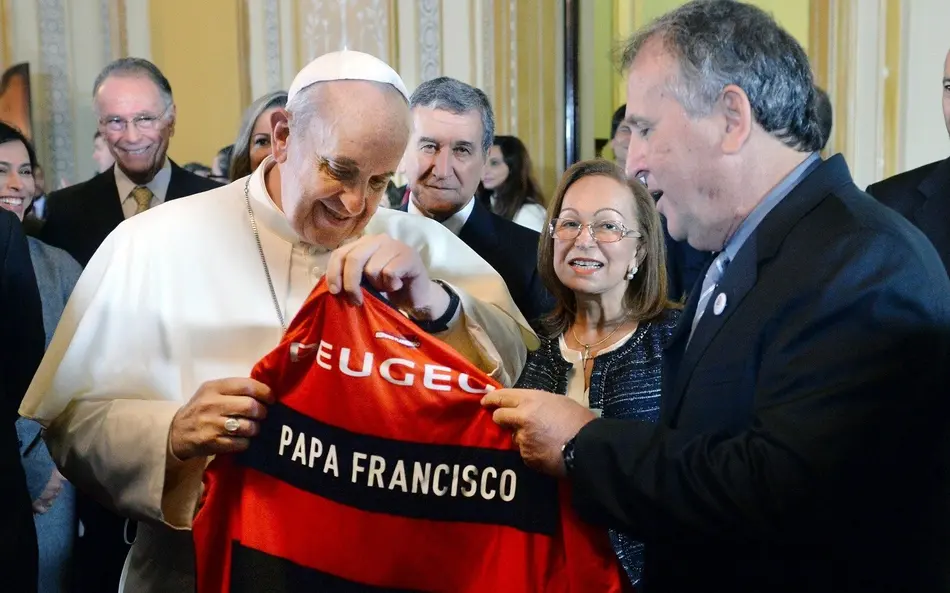 Zico entrega camisa do Flamengo ao Papa em evento