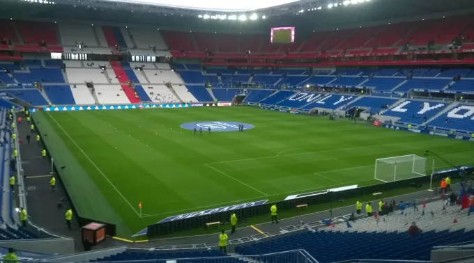 222Torcedores do Olympique de Lyon exibem faixa gigante em homenagem a Nossa Senhora